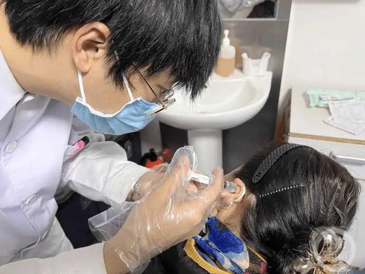 去医院“采耳”是种什么体验？先泡后冲，清洁一只耳朵要半小时！